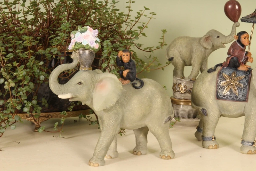 Dyrebillede elefant med abe - brun - 17 cm