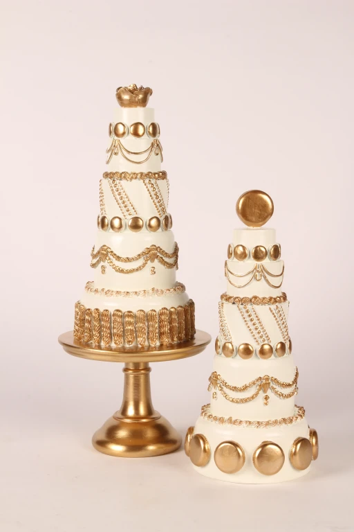 Dekorativ kage - hvid/creme med guld - 47 cm - kunstharpiks