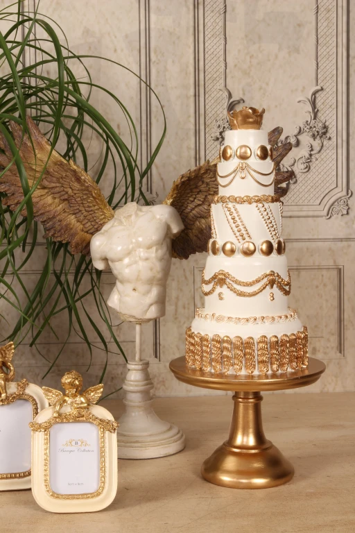 Dekorativ kage - hvid/creme med guld - 47 cm - kunstharpiks