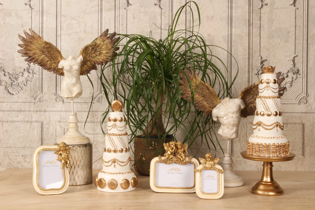 Dekorativt kage - hvid/creme med guld - 33,5 cm - kunstharpiks