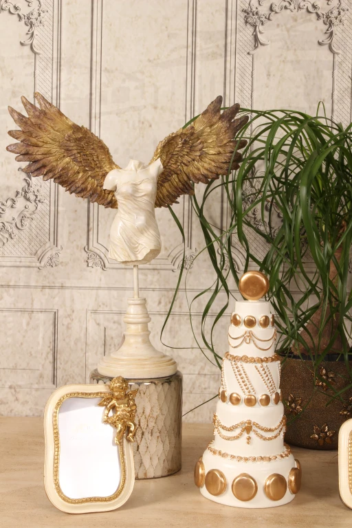 Dekorativt kage - hvid/creme med guld - 33,5 cm - kunstharpiks